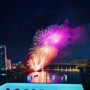 호텔 Wink Icon Riverside - Luxury - 24hrs & Rooftop Pool Bar, 다낭